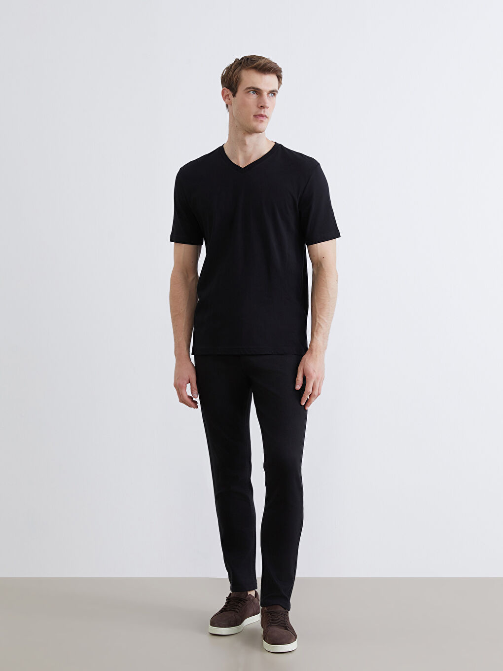 Siyah V Yaka Kısa Kollu Penye Erkek Tişört-1