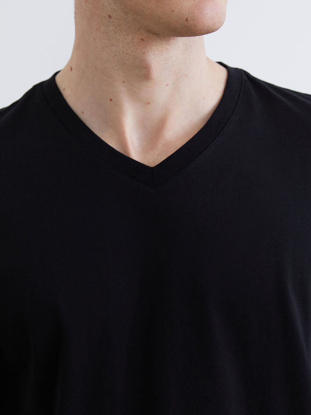 Siyah V Yaka Kısa Kollu Penye Erkek Tişört-2