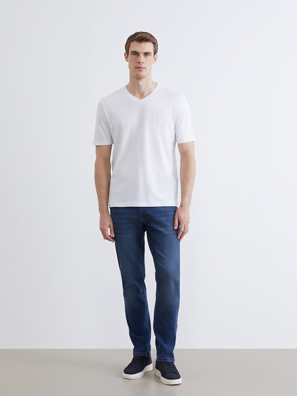 Beyaz V Yaka Kısa Kollu Penye Erkek Tişört-1