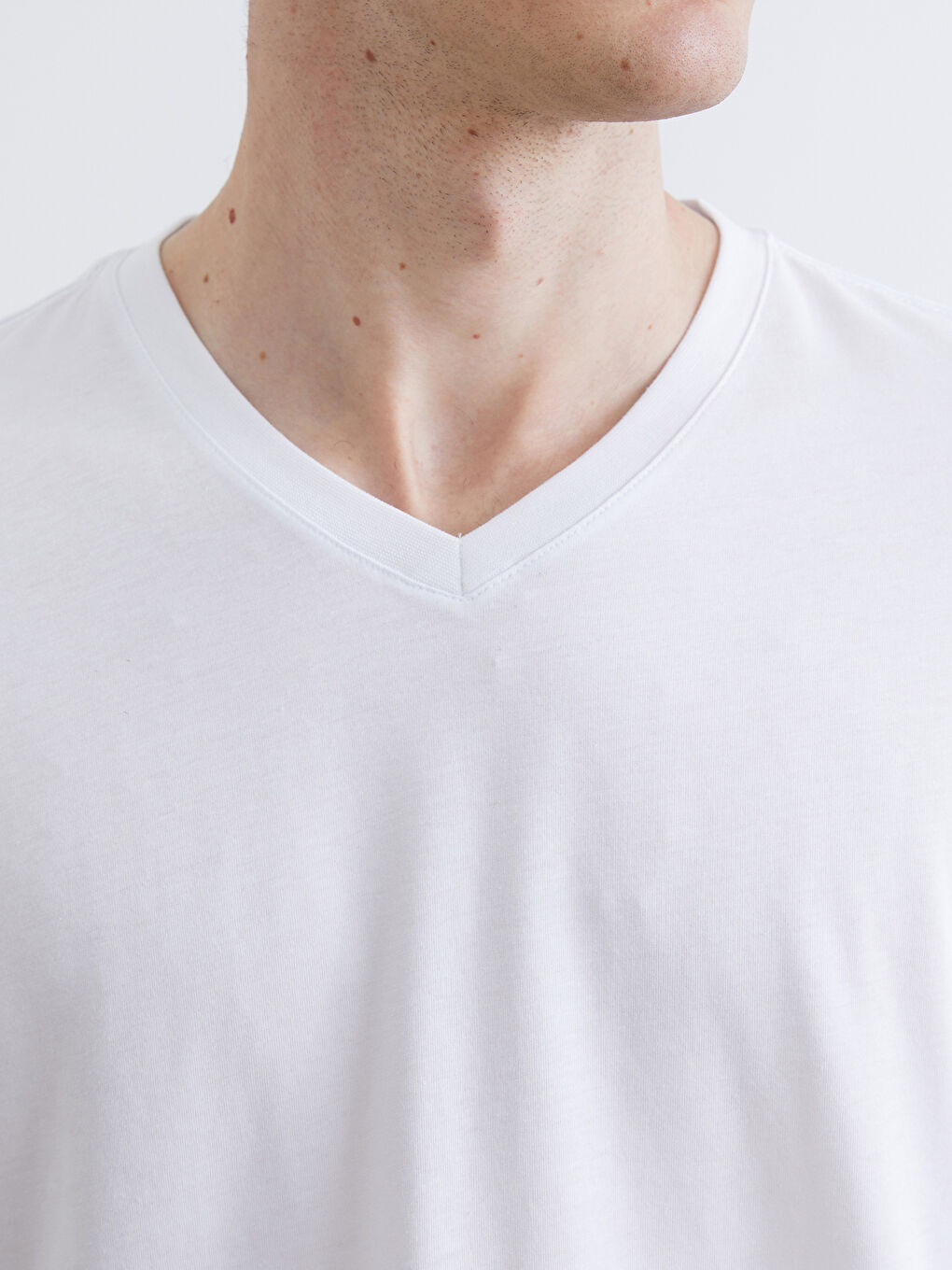 Beyaz V Yaka Kısa Kollu Penye Erkek Tişört-2