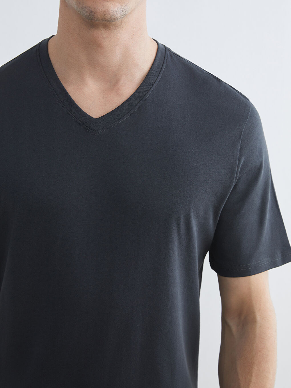 Antrasit V Yaka Kısa Kollu Penye Erkek Tişört-2
