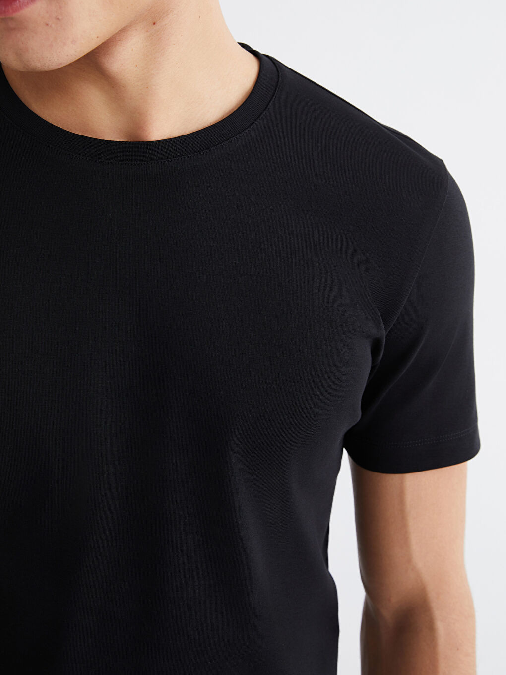 Siyah Bisiklet Yaka Penye Erkek Tişört-2