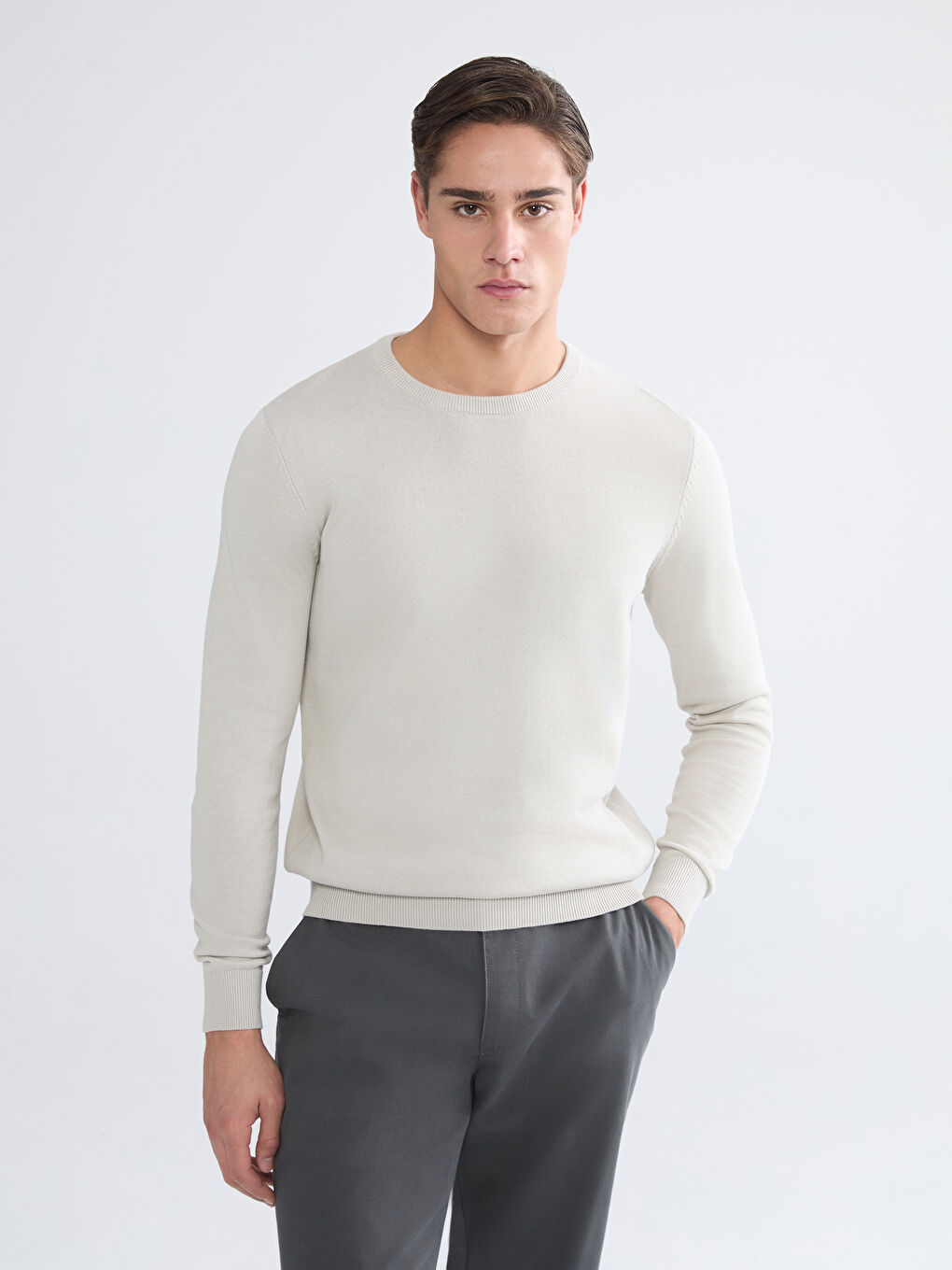 Мужской трикотажный свитер с круглым вырезом и длинными рукавами