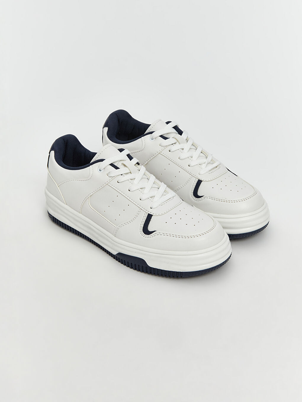 Beyaz Bağcıklı Kadın Spor Ayakkabı