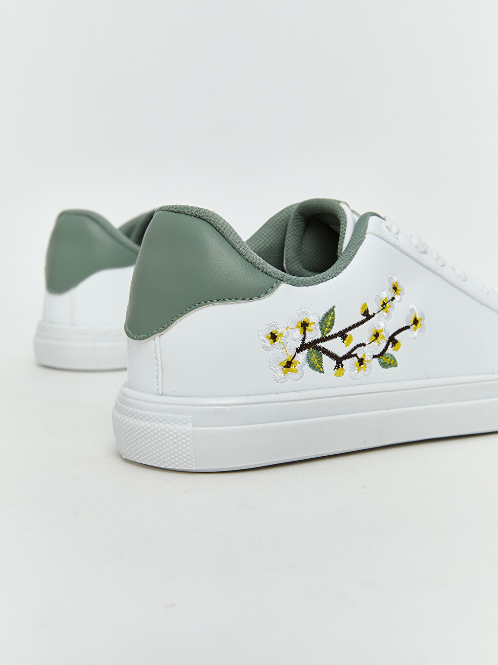 Beyaz Çiçek Nakışlı Kadın Spor Ayakkabı-4