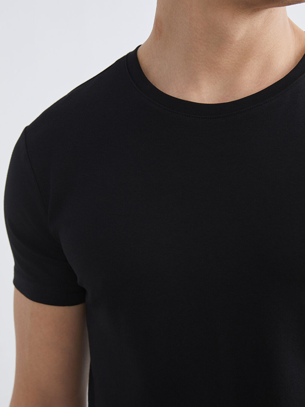 Siyah Bisiklet Yaka Kısa Kollu Erkek Atlet-2