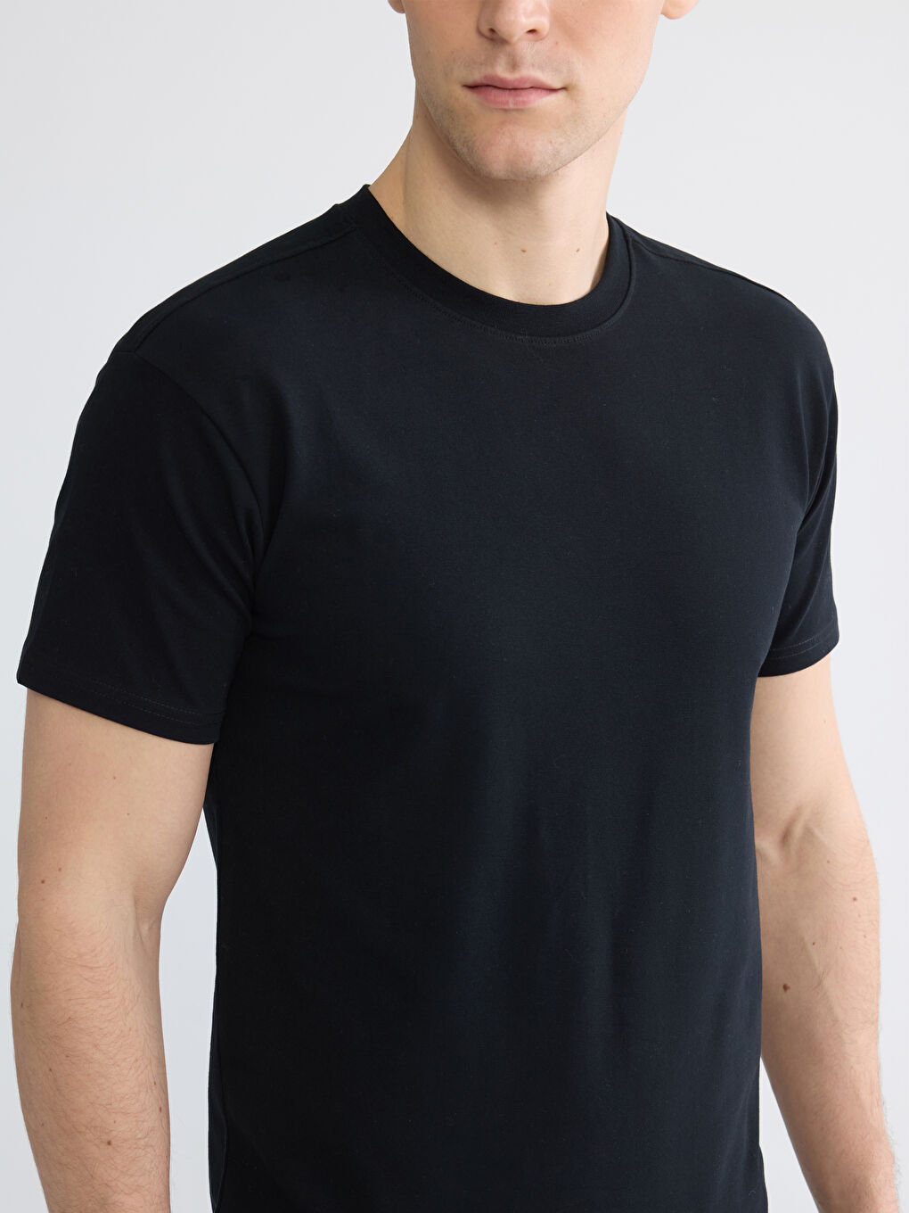 Siyah Bisiklet Yaka Kısa Kollu Erkek Atlet-2