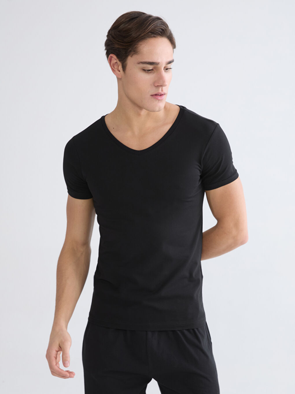 Siyah V Yaka Kısa Kollu Erkek Atlet