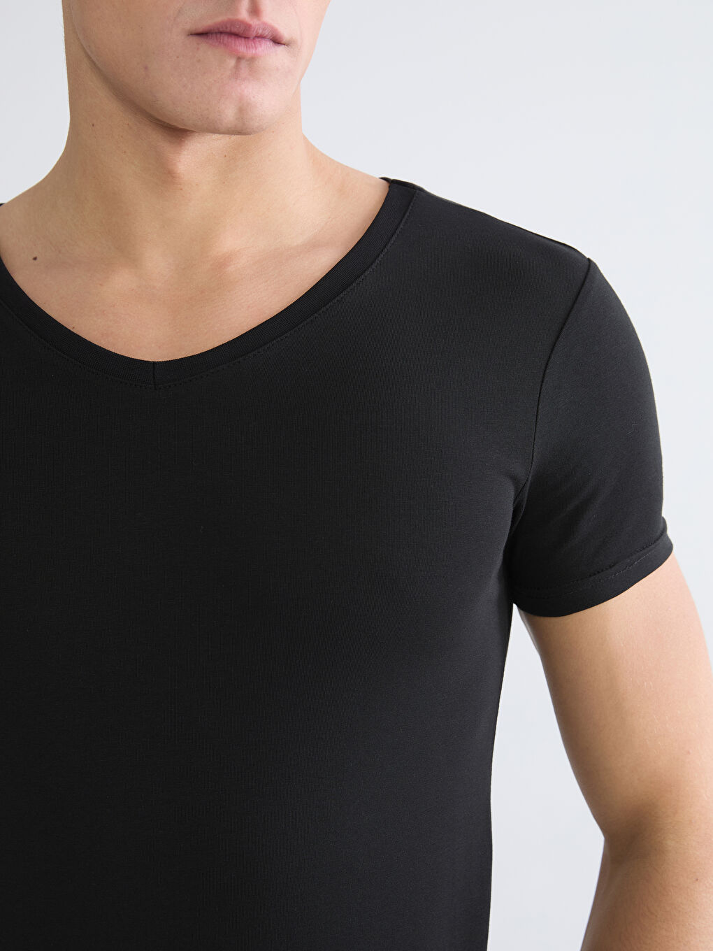 Siyah V Yaka Kısa Kollu Erkek Atlet-2