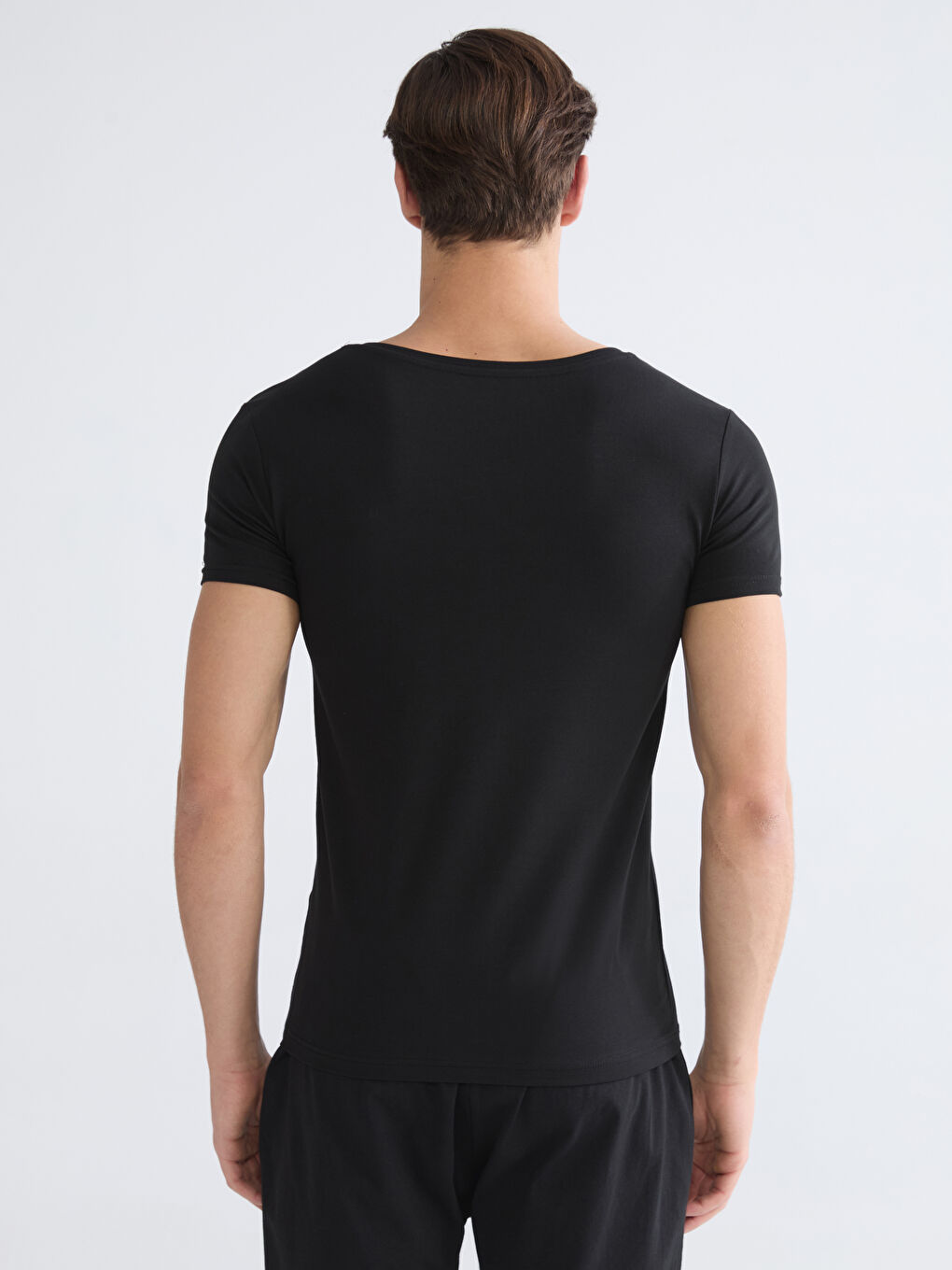 Siyah V Yaka Kısa Kollu Erkek Atlet-3