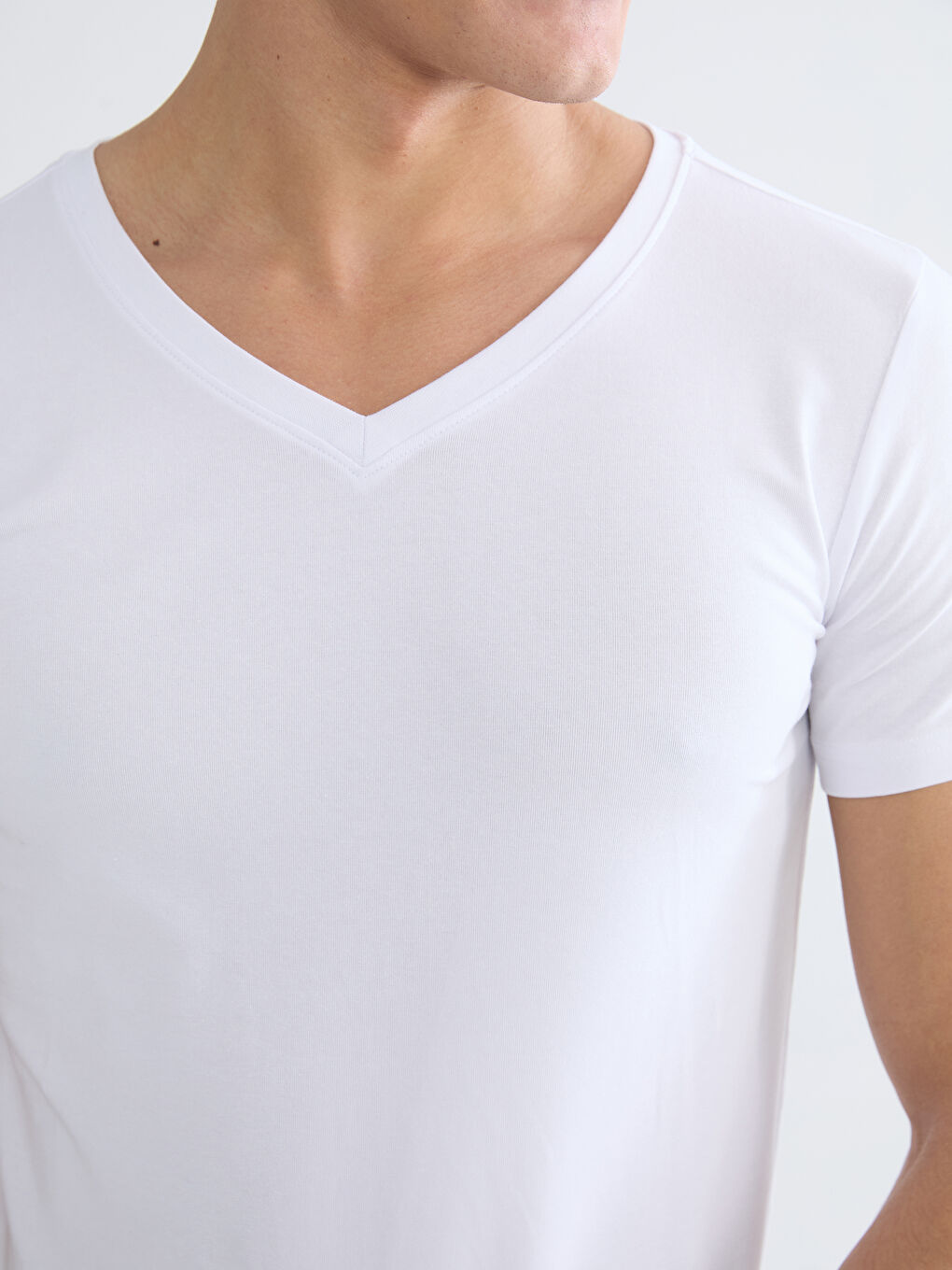 Beyaz V Yaka Kısa Kollu Erkek Atlet-2