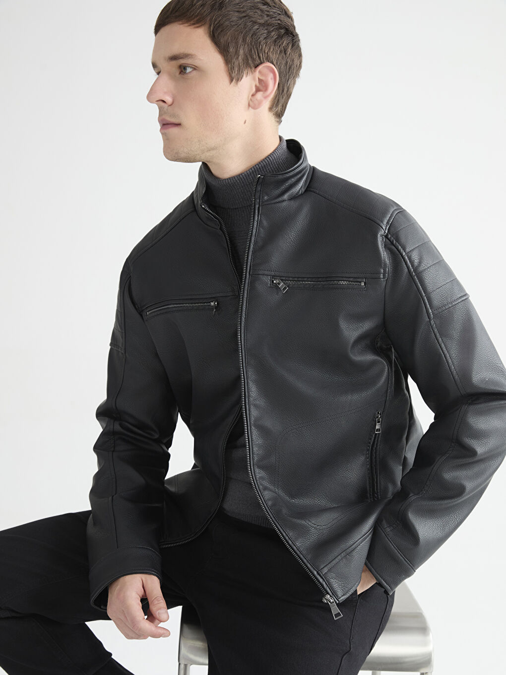 Siyah Standart Kalıp Dik Yaka Erkek Deri Görünümlü Mont-1