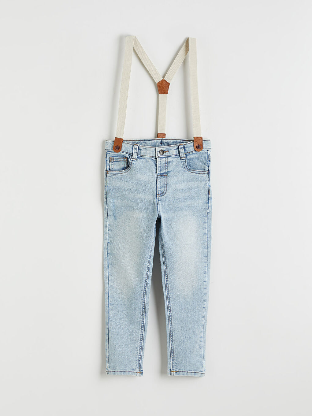 Blugi și bretele pentru băieți.