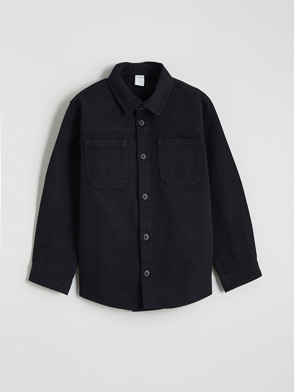 ბიჭი შავი პერანგი