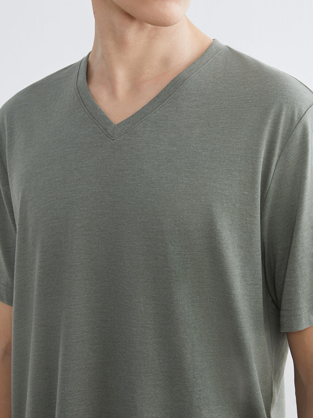 Ерлерге арналған v жағалы қысқа жең трикотаж футболка-4