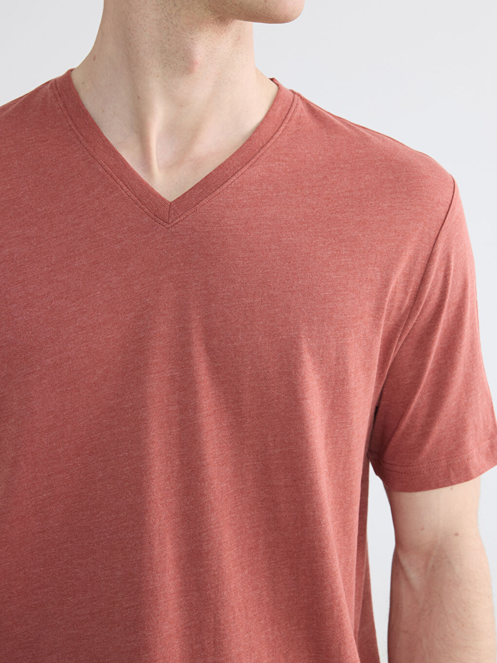 Мъжка тениска от джърси с V-образно деколте-2