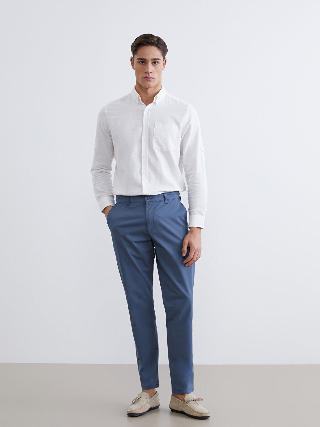 გამხდარი მამაკაცის ჩინოს შარვალი