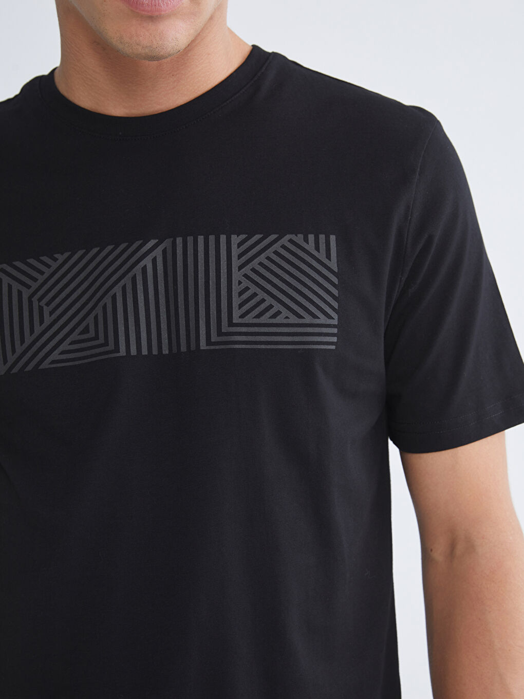 Siyah Bisiklet Yaka Baskılı Penye Erkek Tişört-4