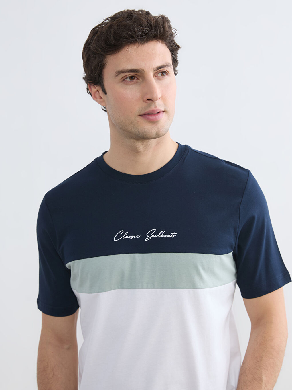 تیشێرت یه‌خه‌ خڕ قوماشی دوو یان سێ ڕەنگی زەق جێرسی بۆ پیاوان