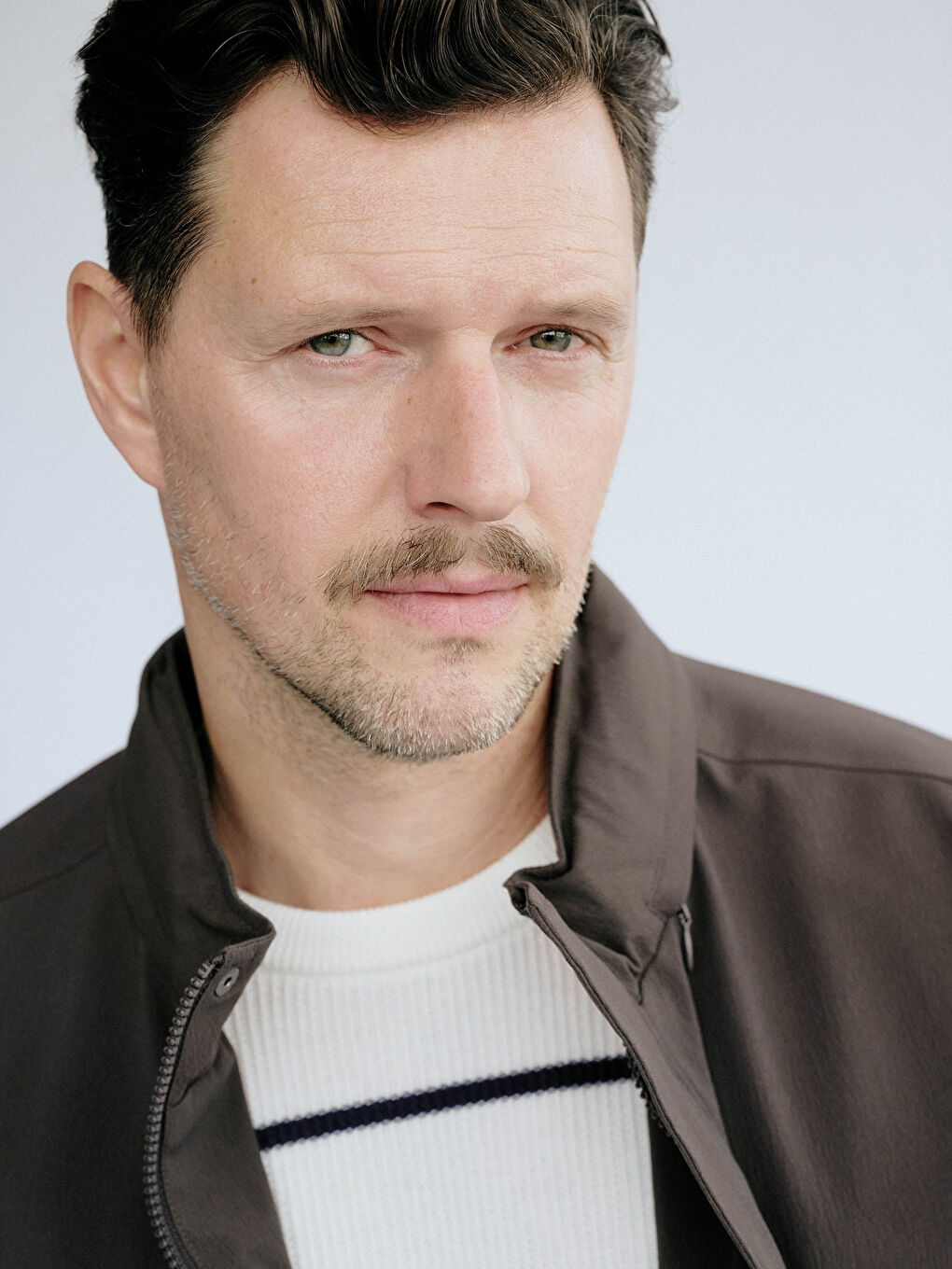 Ekru Bisiklet Yaka Çizgili Erkek Kazak