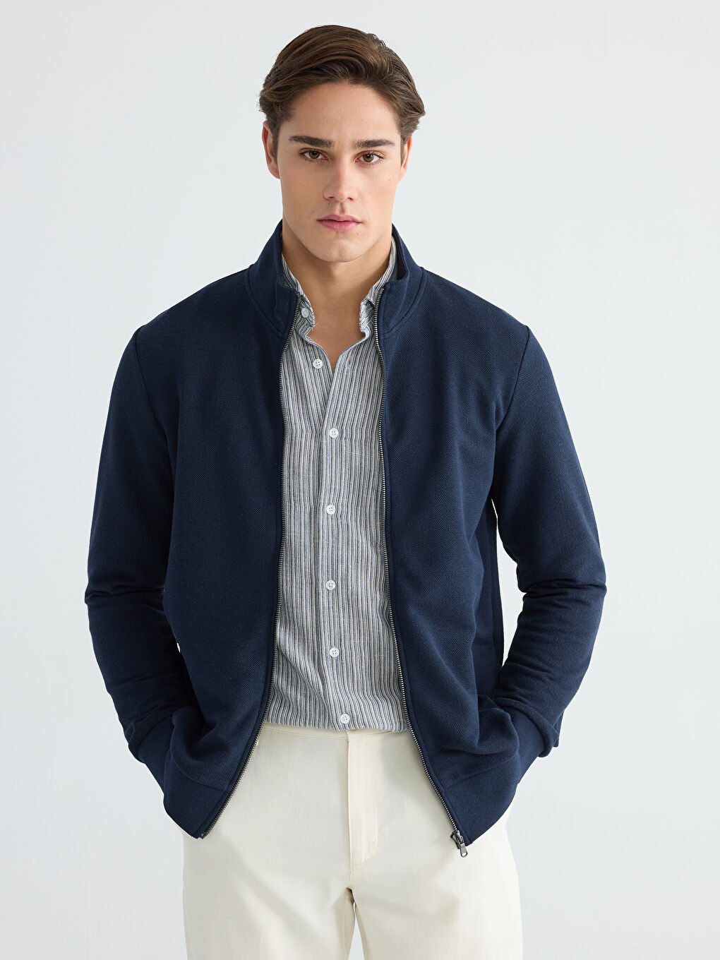 سویتشێرتی چاپکراوی یه‌خه‌ی مل بەرز بۆ پیاوان بە زنجیر