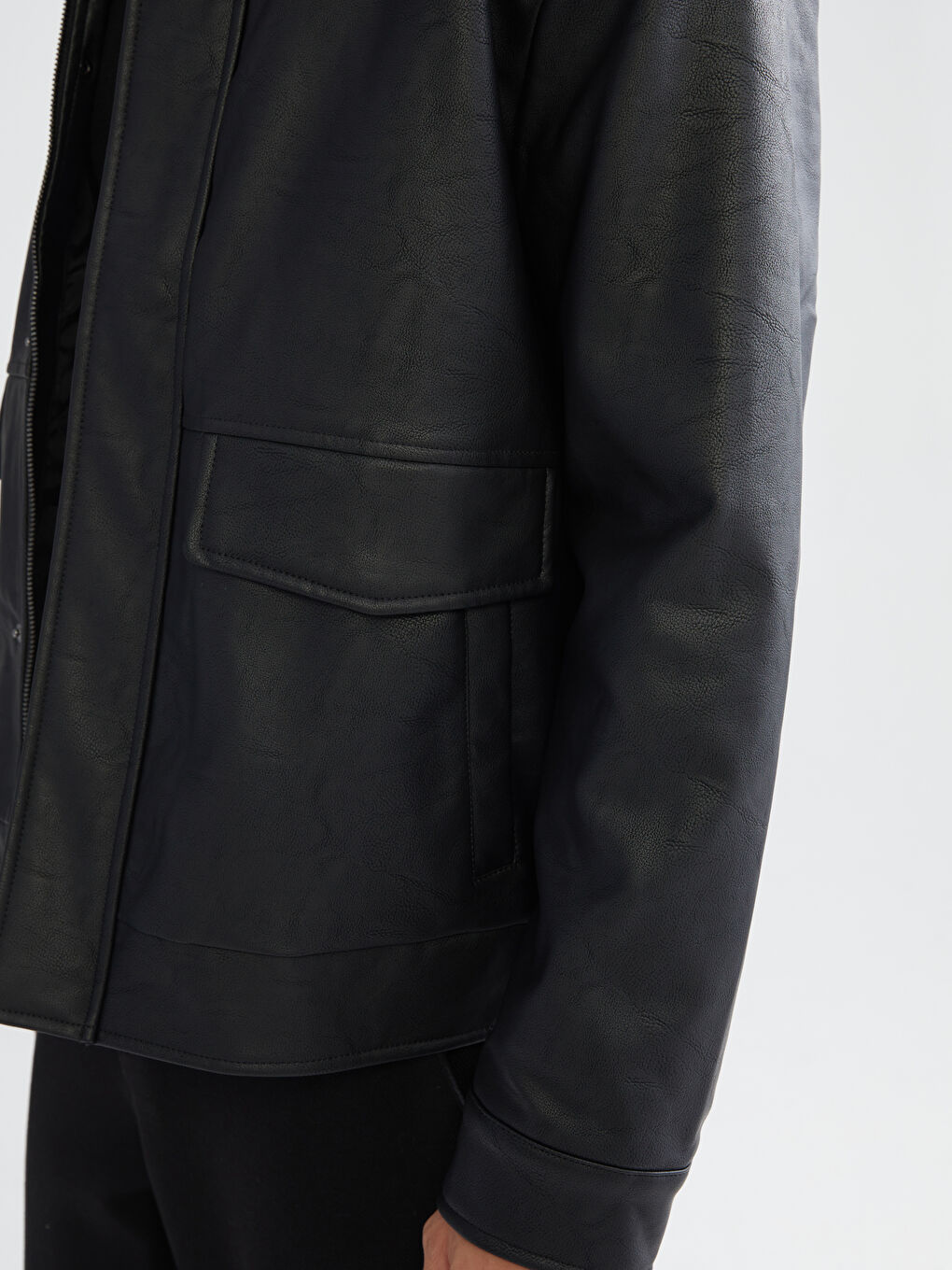 Siyah Standart Kalıp Kürk Yaka Erkek Deri Görünümlü Mont-3