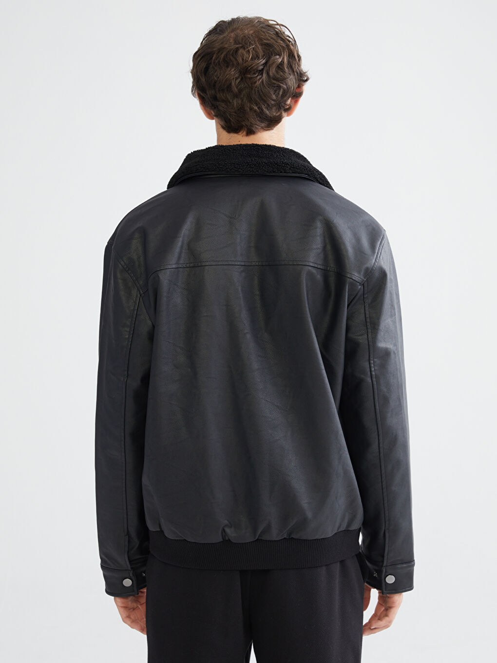 Siyah Standart Kalıp Kürk Yaka Erkek Deri Görünümlü Mont-4