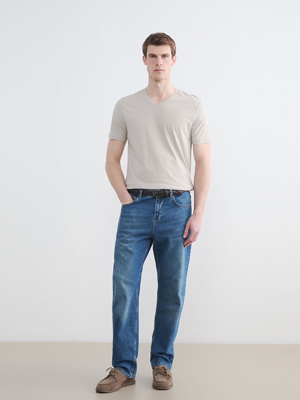 Bej V Yaka Erkek Tişört-1