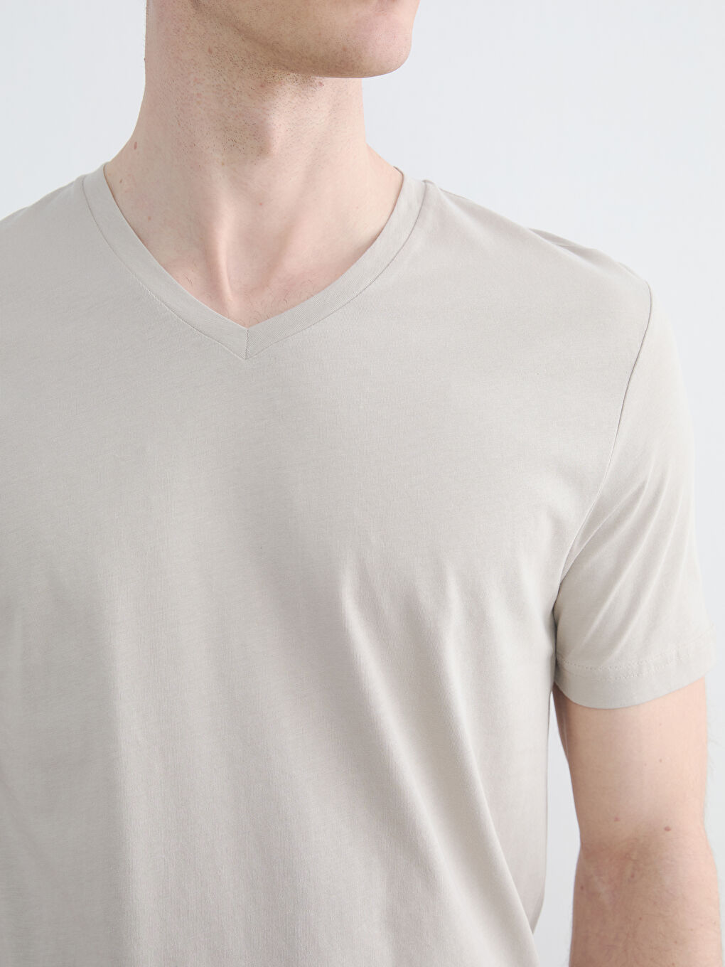 Bej V Yaka Erkek Tişört-2