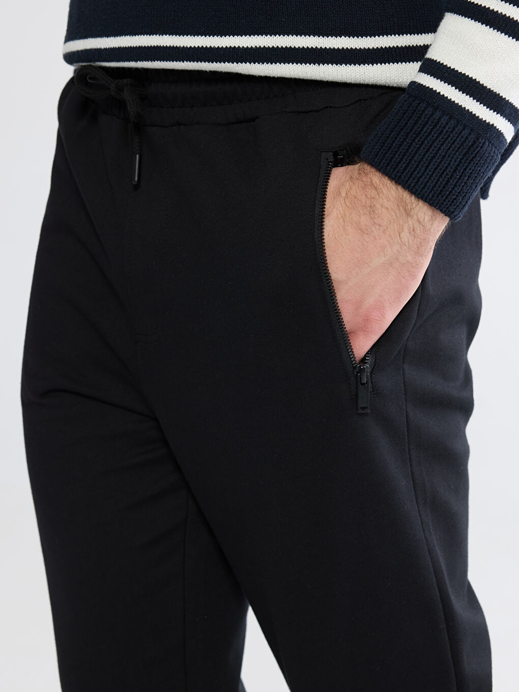 Siyah Standart Kalıp Fermuarlı Cepli Erkek Jogger Eşofman Altı-2