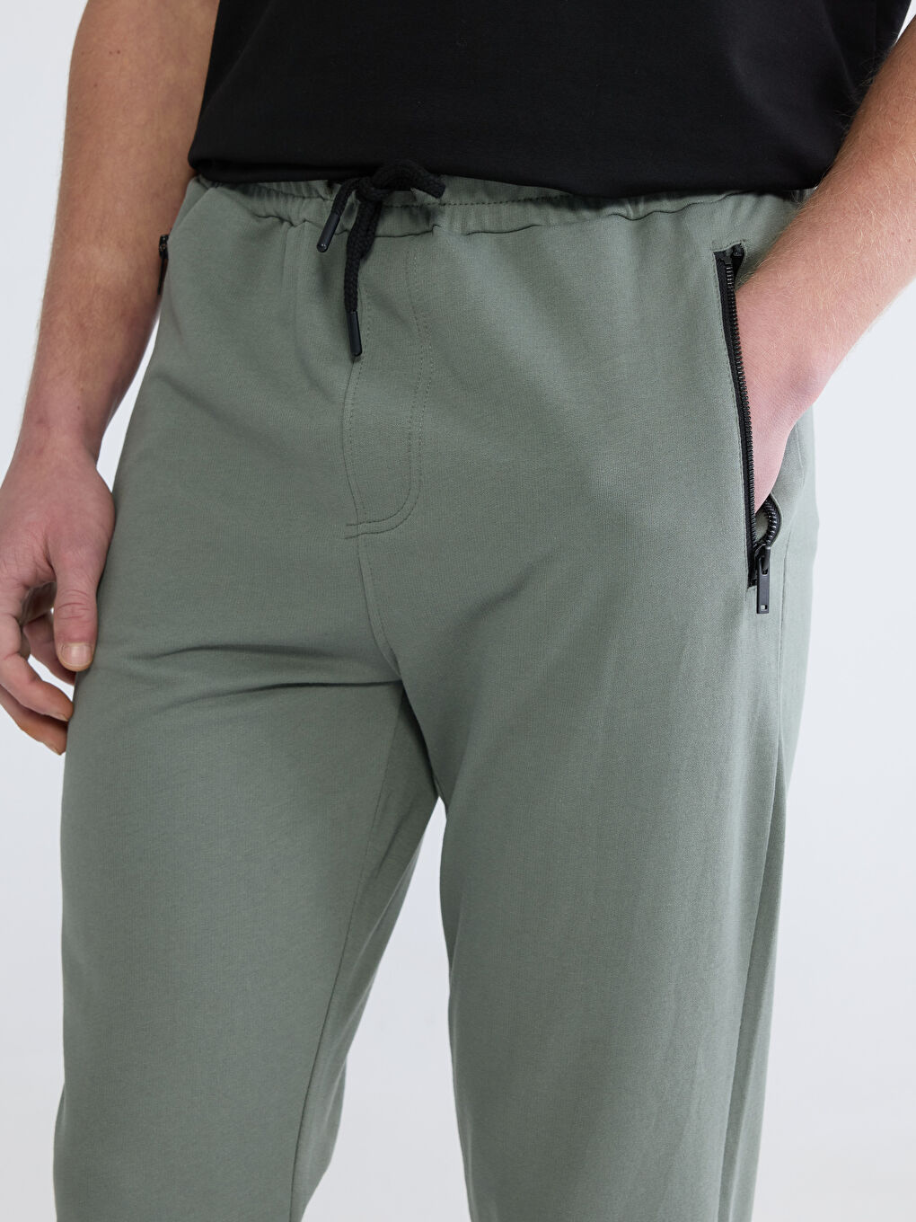 Haki Standart Kalıp Fermuarlı Cepli Erkek Jogger Eşofman Altı-2