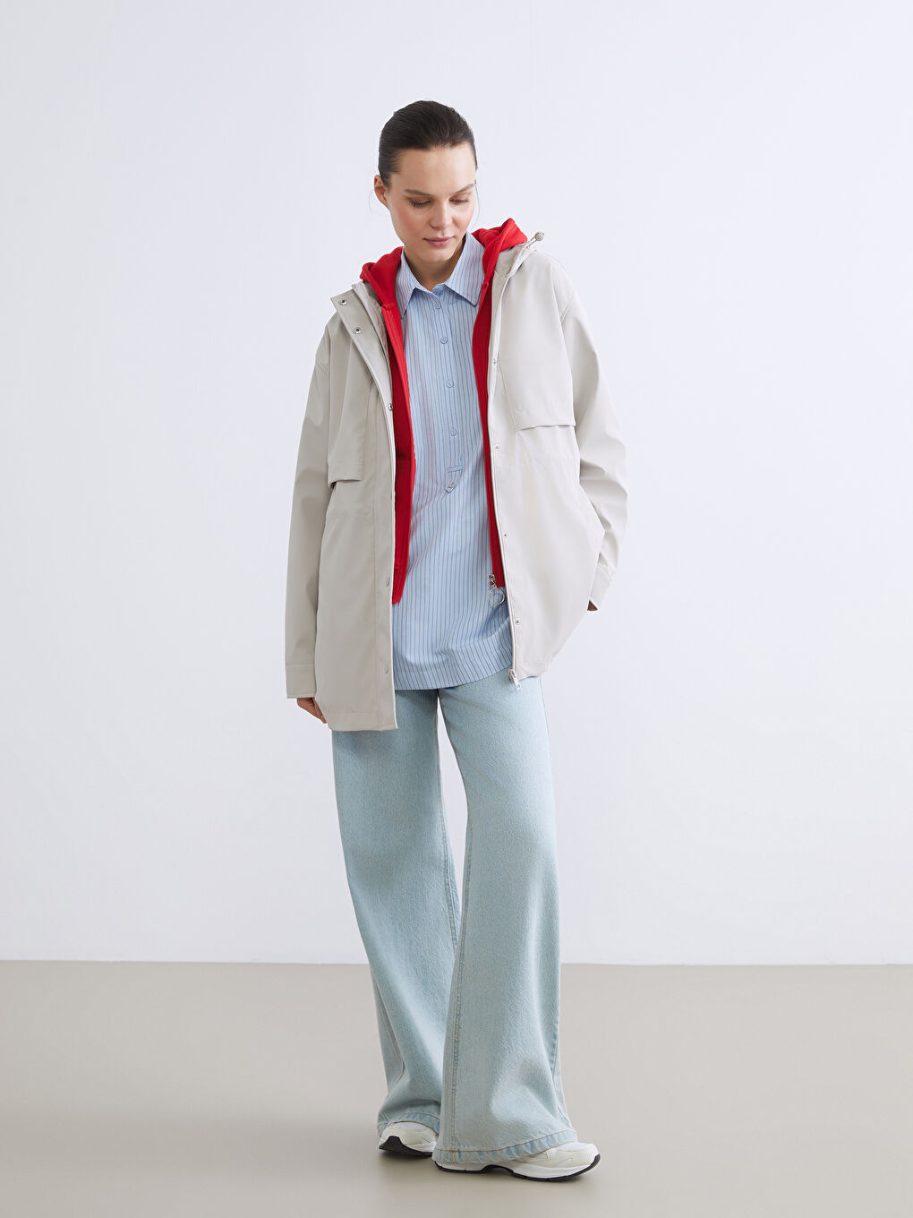 Kapüşonlu Kadın Deri Görünümlü Yağmurluk-1