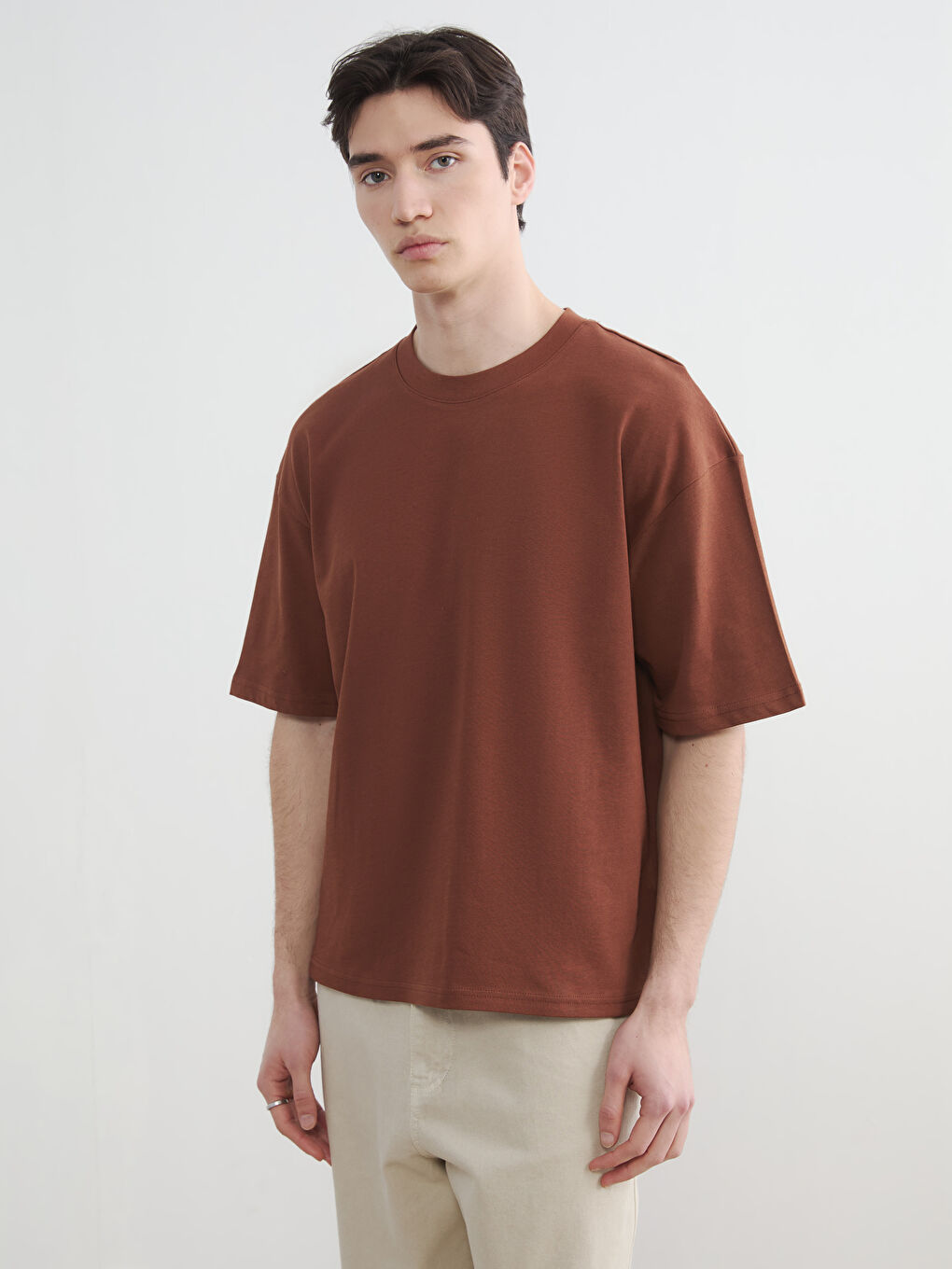 تي شيرت أساسي سميك بفتحة واسعة من قطن 100%