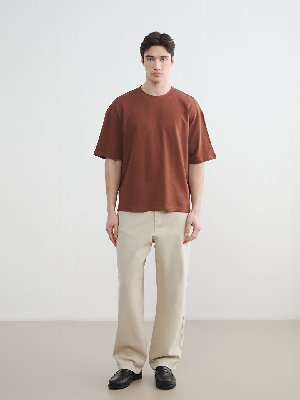 تي شيرت أساسي سميك بفتحة واسعة من قطن 100%-1