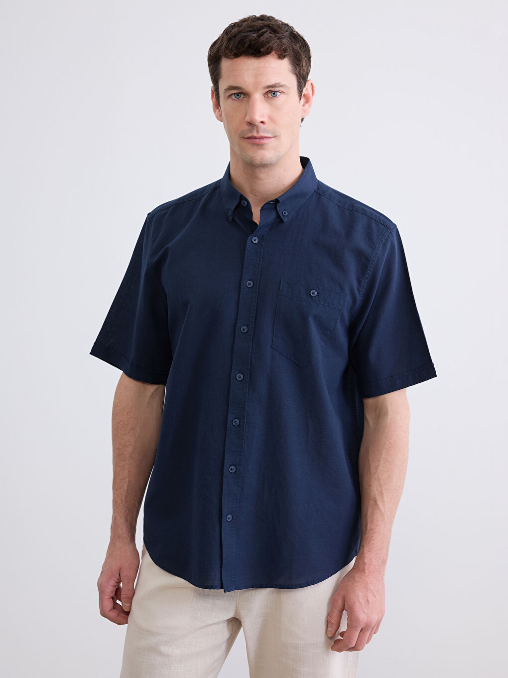 قميص للرجال بقصة عادية من مزيج الكتان