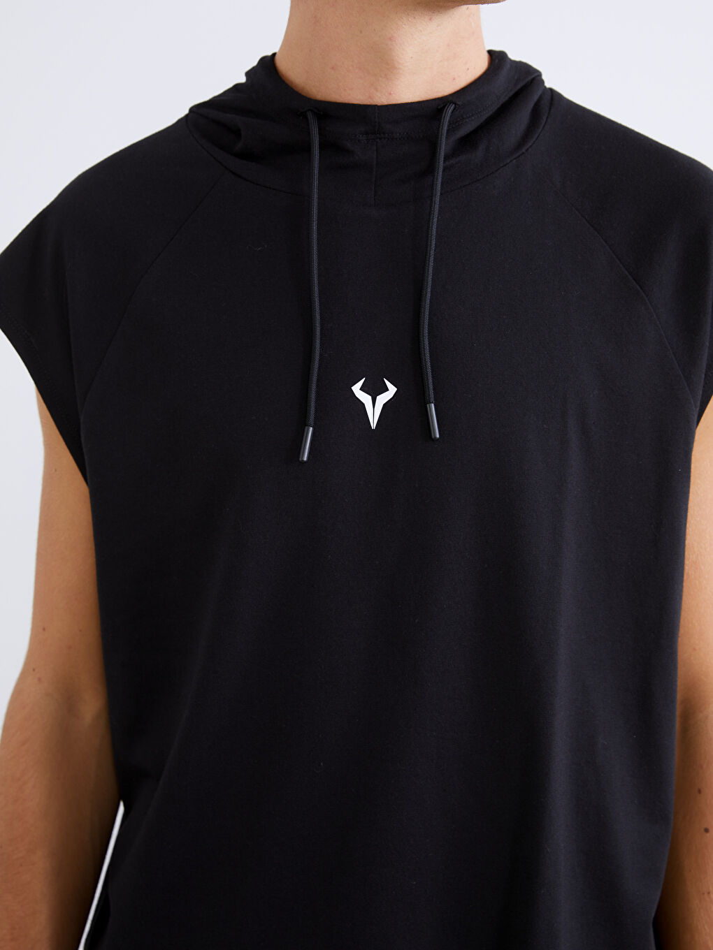 Siyah Kapüşonlu Erkek Sporcu Atleti-2