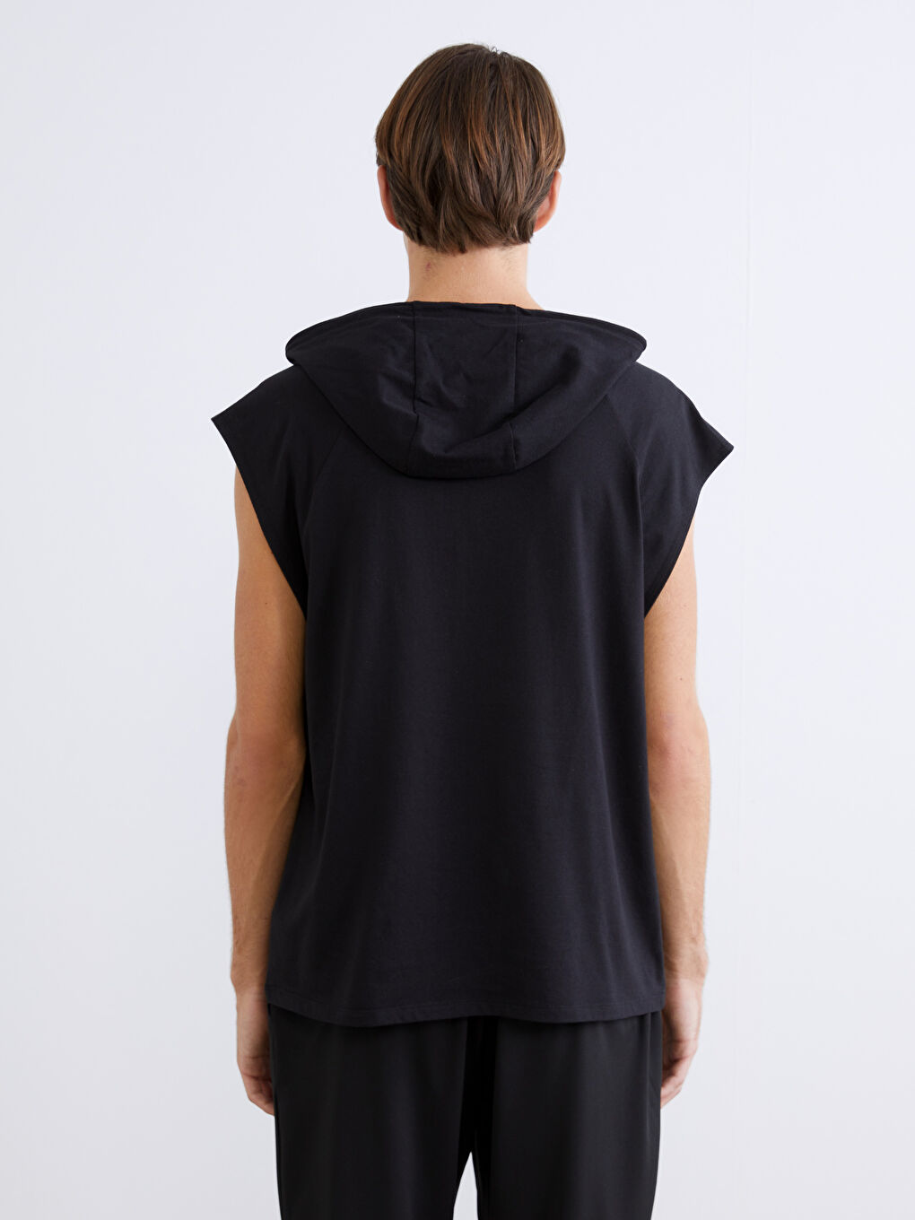 Siyah Kapüşonlu Erkek Sporcu Atleti-3