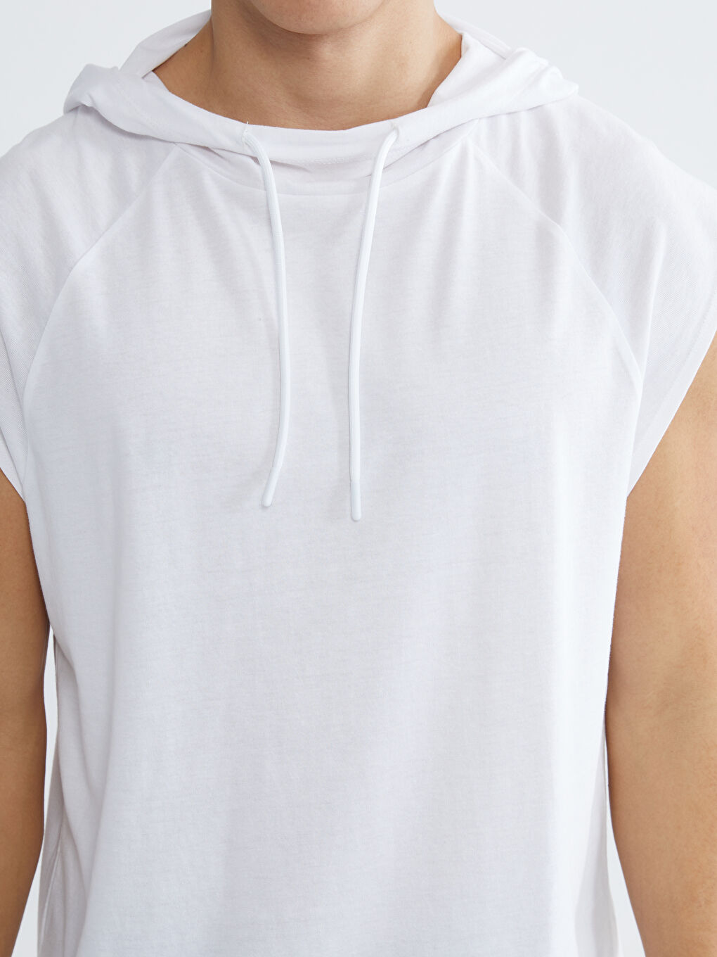 Beyaz Kapüşonlu Erkek Sporcu Atleti-2