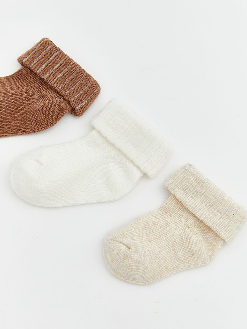 ჩვილი ბიჭი კრემისფერი წინდები-1