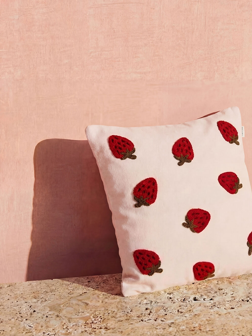 Pembe Çilek Desenli Kırlent Kılıfı 45x45 cm