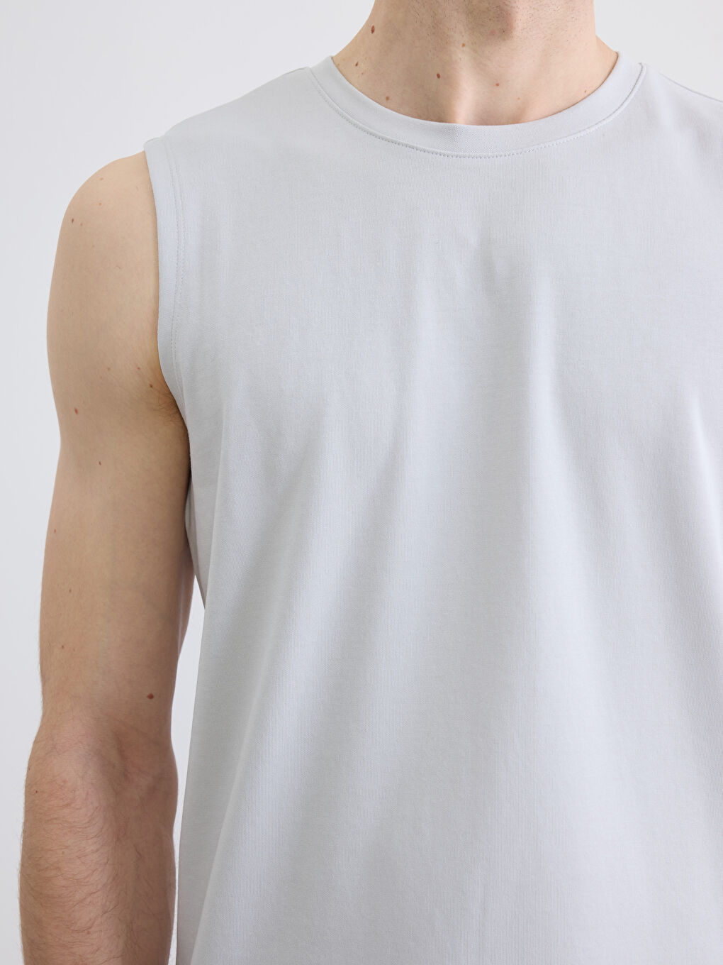 Gri Bisiklet Yaka Kolsuz Erkek Tişört-2