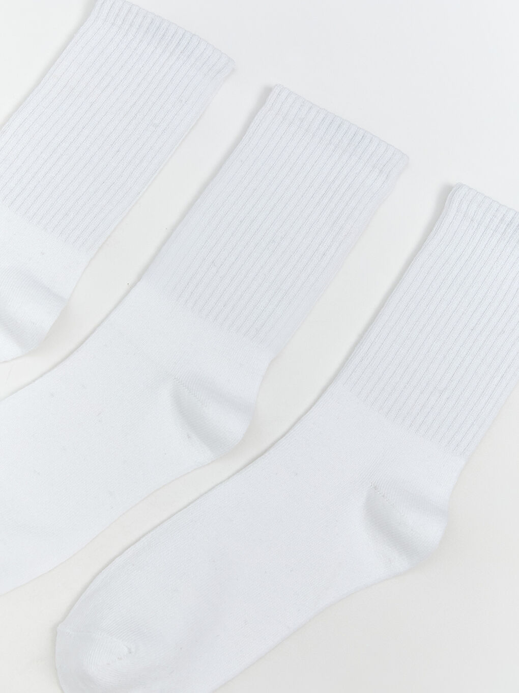 ბიჭი თეთრი წინდები-1