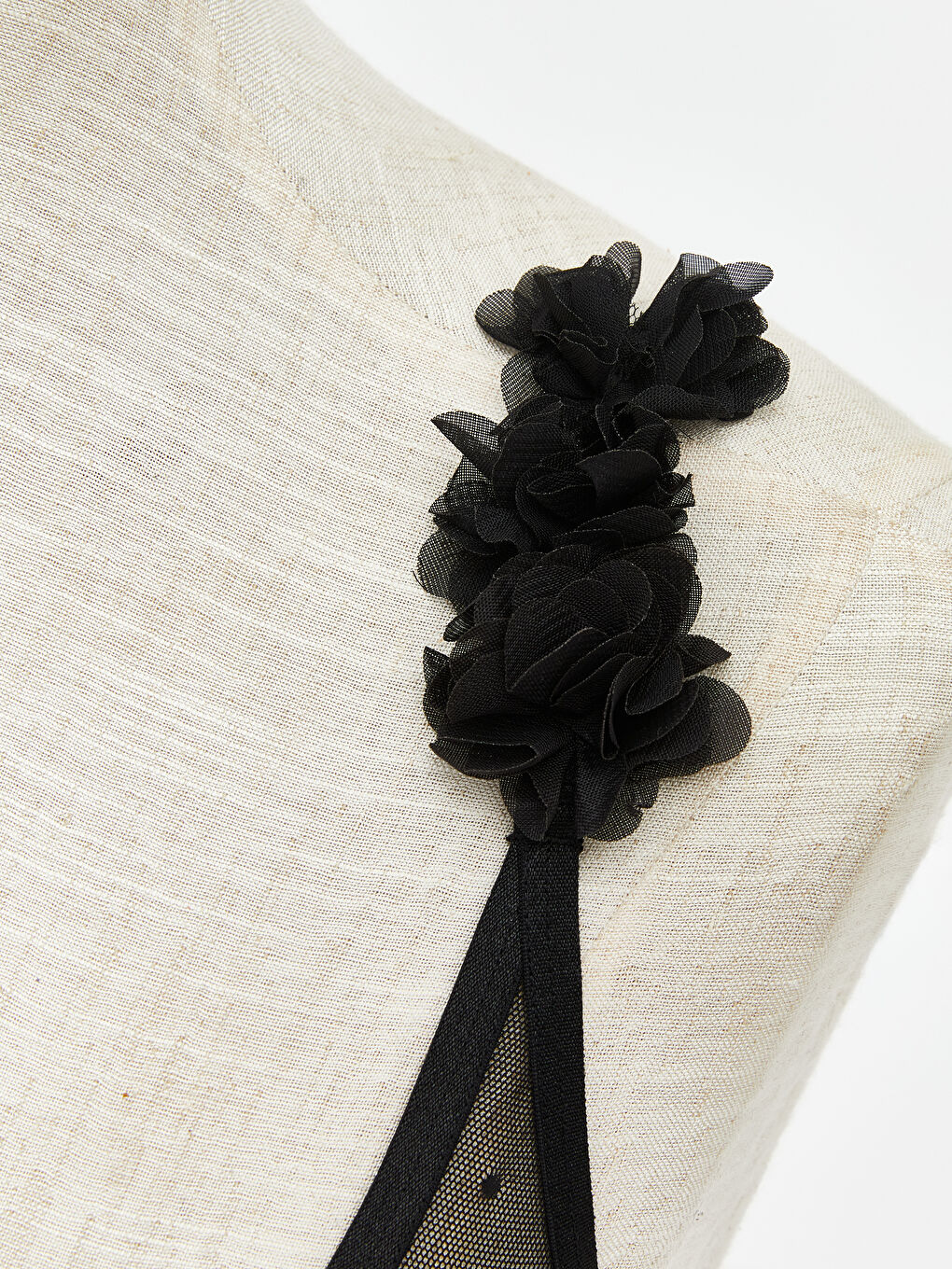 Siyah Balenli Dolgusuz Çiçek Detaylı Fantezi Sütyen-2