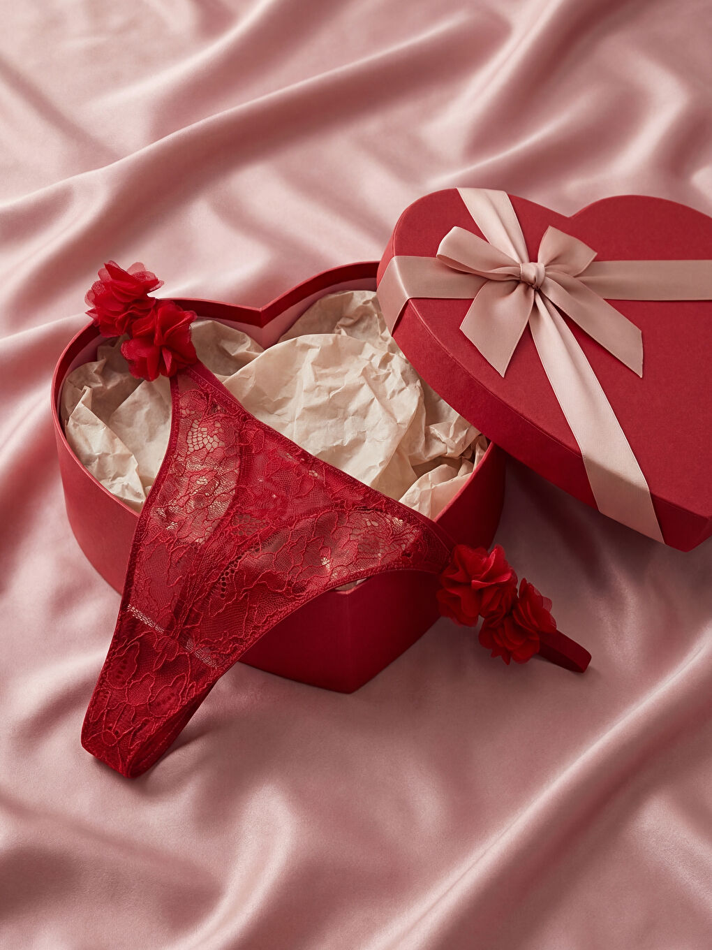 سروال داخلي دانتيل مزين بنقوش زهرية