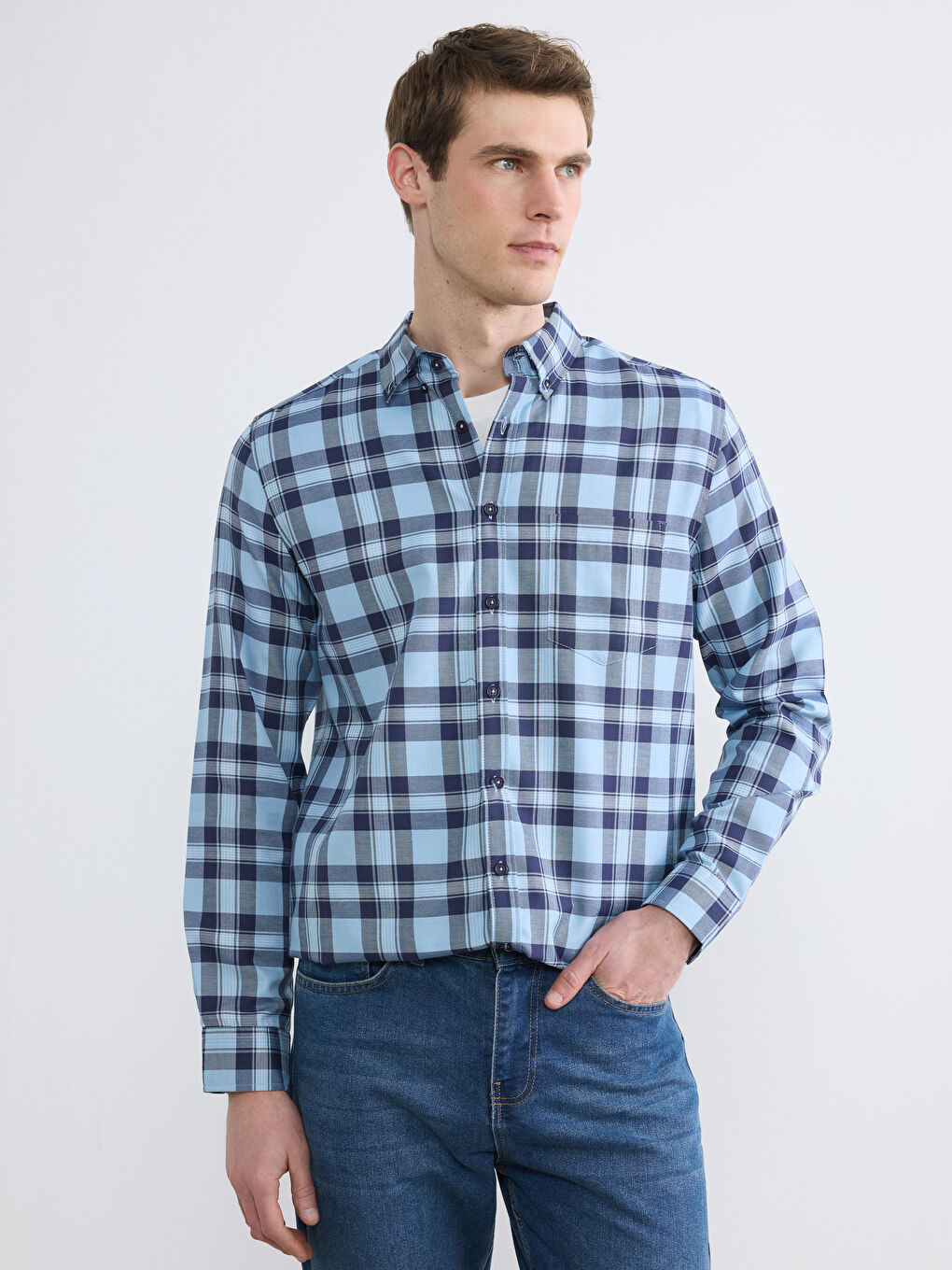 قميص أزرق رجل