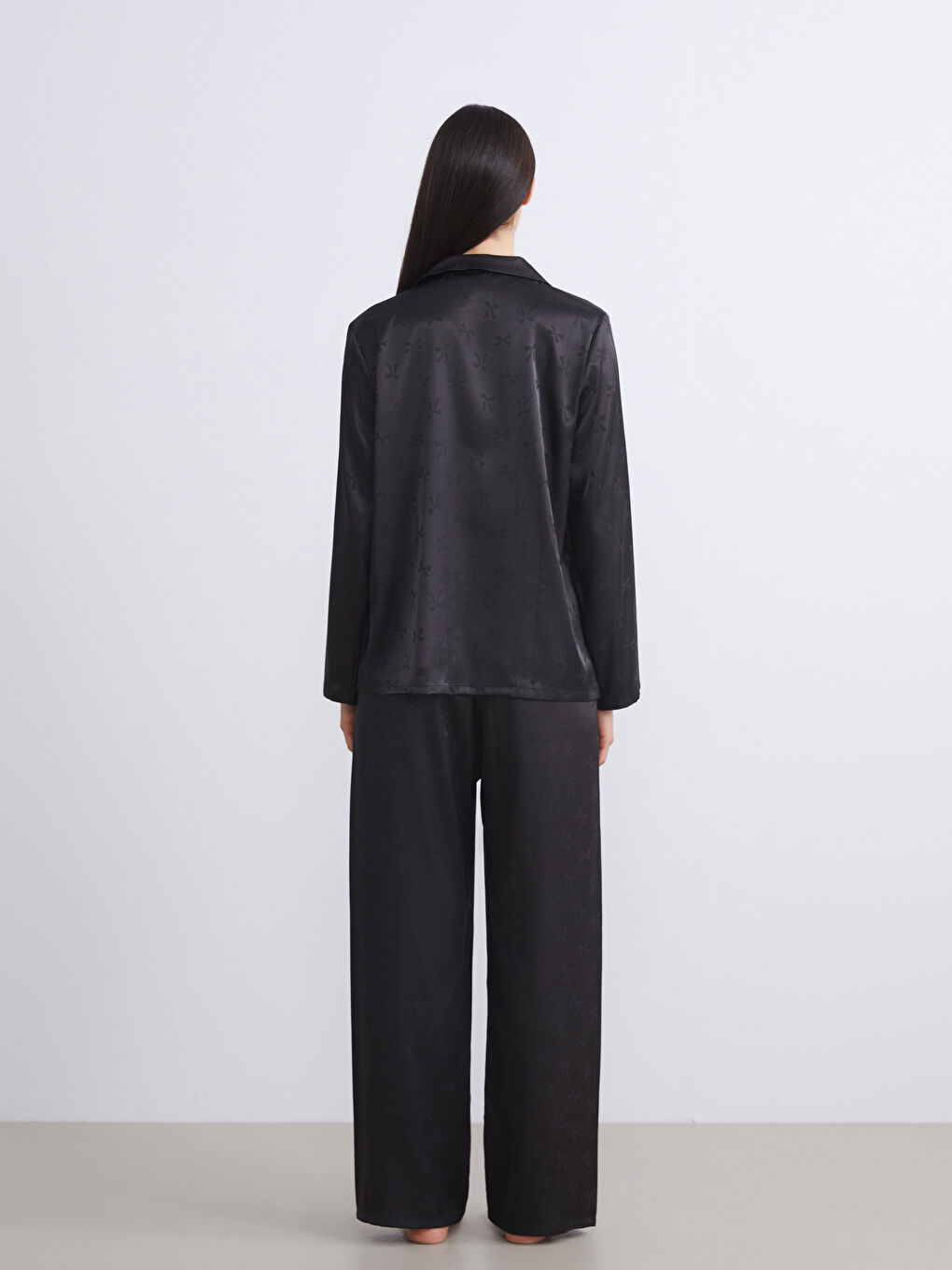 Siyah Gömlek Yaka Fiyonklu Saten Kadın Pijama Takımı-3