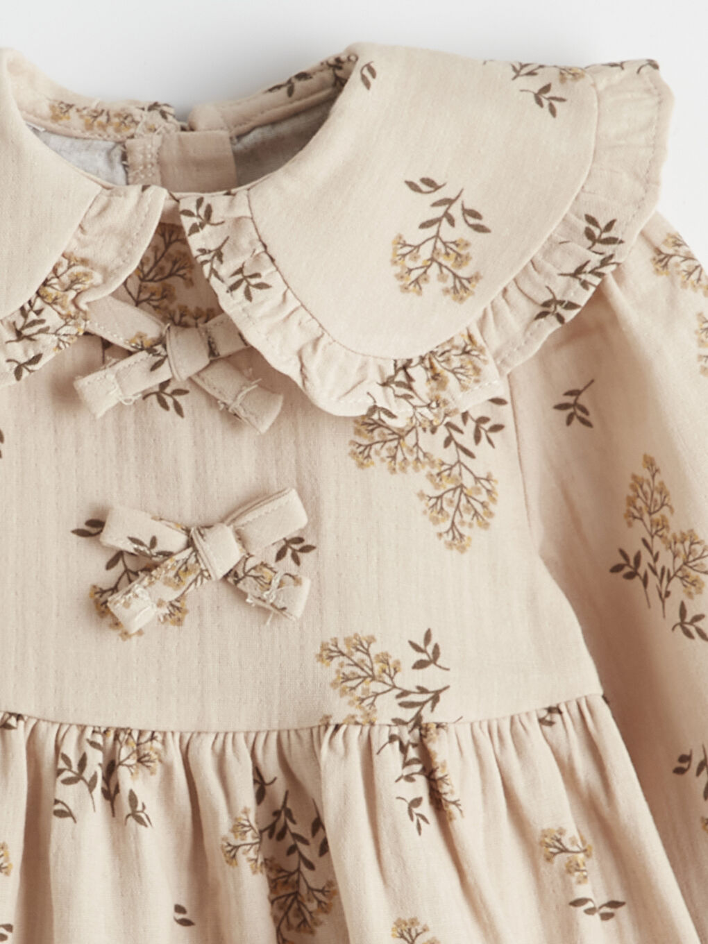 Bej Bebe Yaka Çiçekli Kız Bebek Müslin Elbise-1