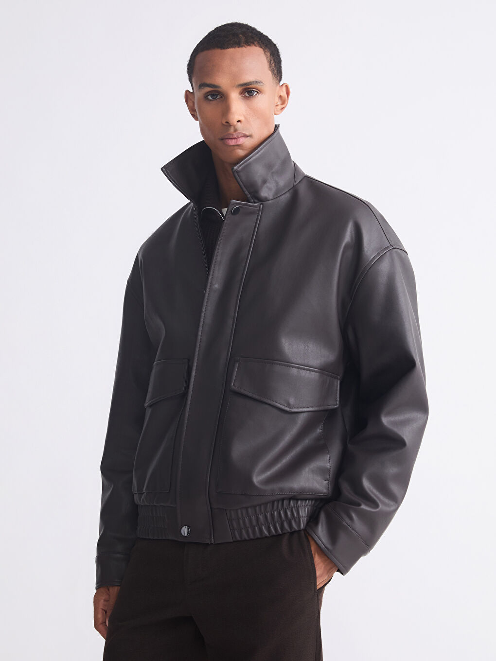 پاڵتۆی چەرمى ناسروشتی فیتی ڕاحەت یه‌خه‌ی كراس بۆ پیاوان