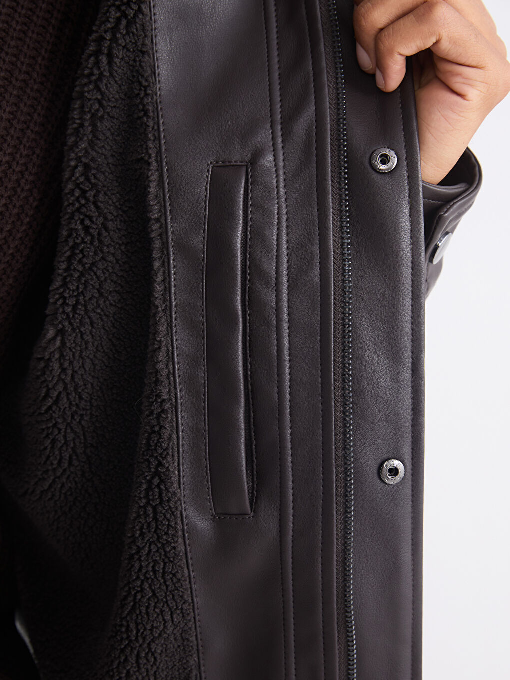 پاڵتۆی چەرمى ناسروشتی فیتی ڕاحەت یه‌خه‌ی كراس بۆ پیاوان-3