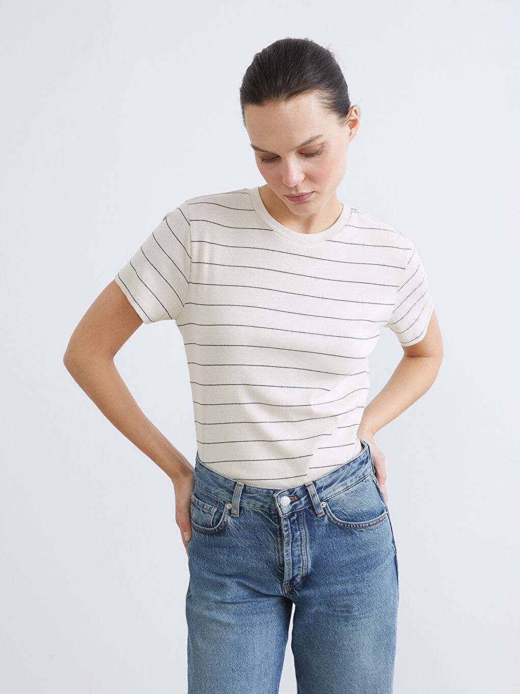 Әйелдерге арналған жолақты дөңгелек жағалы футболка